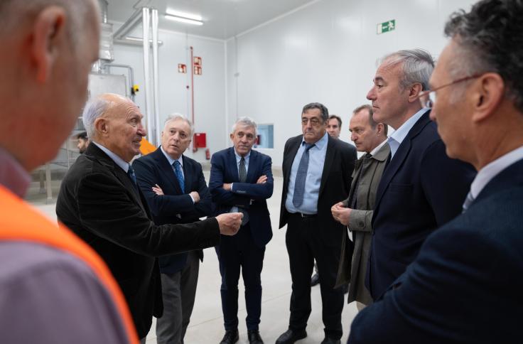 El presidente de Aragón visita el centro logístico del grupo BonÀrea en Épila