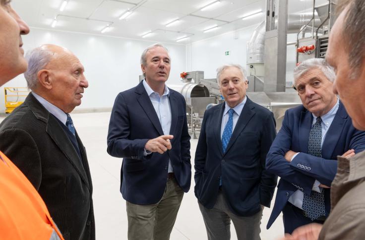 El presidente de Aragón visita el centro logístico del grupo BonÀrea en Épila