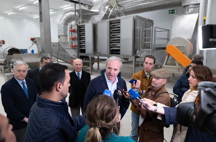 El presidente de Aragón visita el centro logístico del grupo BonÀrea en Épila