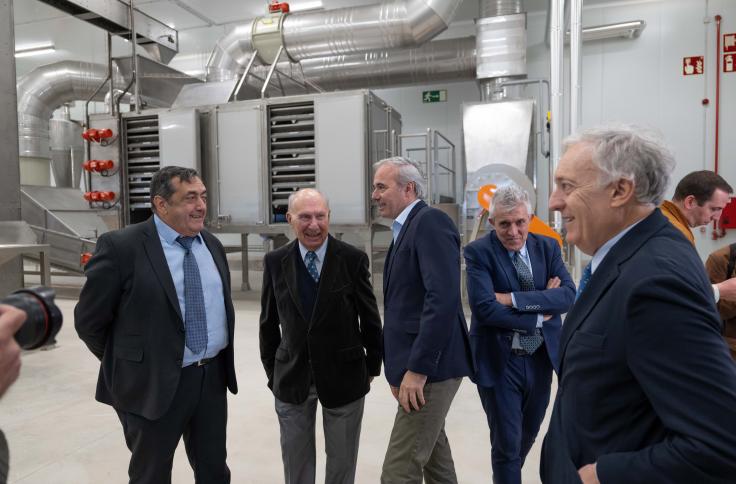 El presidente de Aragón visita el centro logístico del grupo BonÀrea en Épila