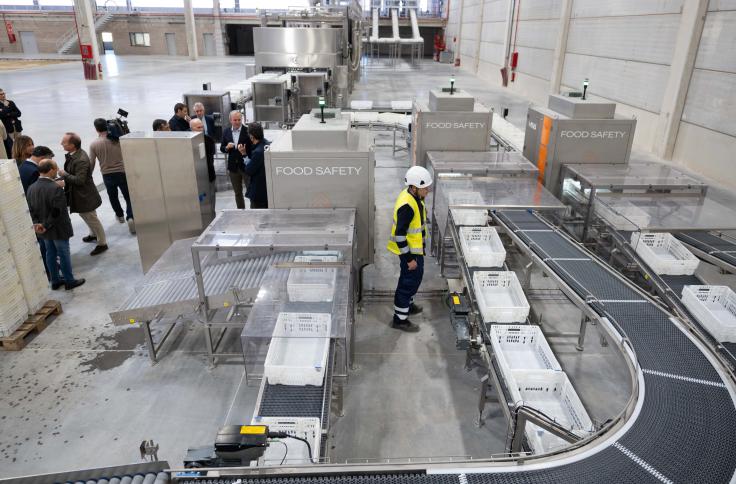 El presidente de Aragón visita el centro logístico del grupo BonÀrea en Épila