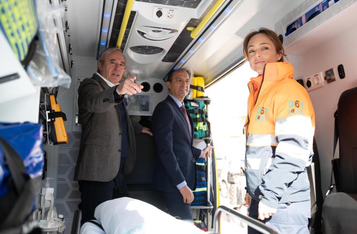 El presidente y el consejero de Sanidad, durante la visita a Híjar.