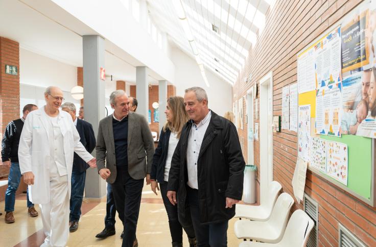 El presidente y el consejero de Sanidad, durante la visita a Híjar.