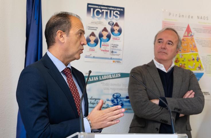 El presidente y el consejero de Sanidad, durante la visita a Híjar.