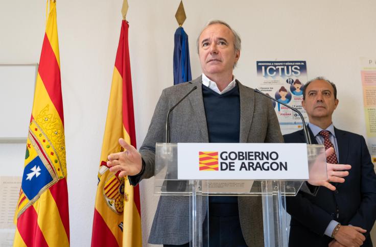 El presidente y el consejero de Sanidad, durante la visita a Híjar.