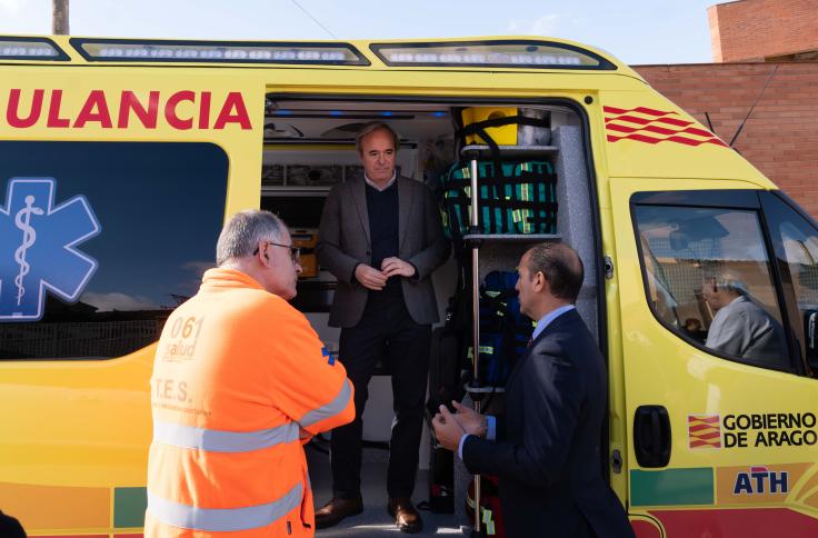 El presidente y el consejero de Sanidad, durante la visita a Híjar.