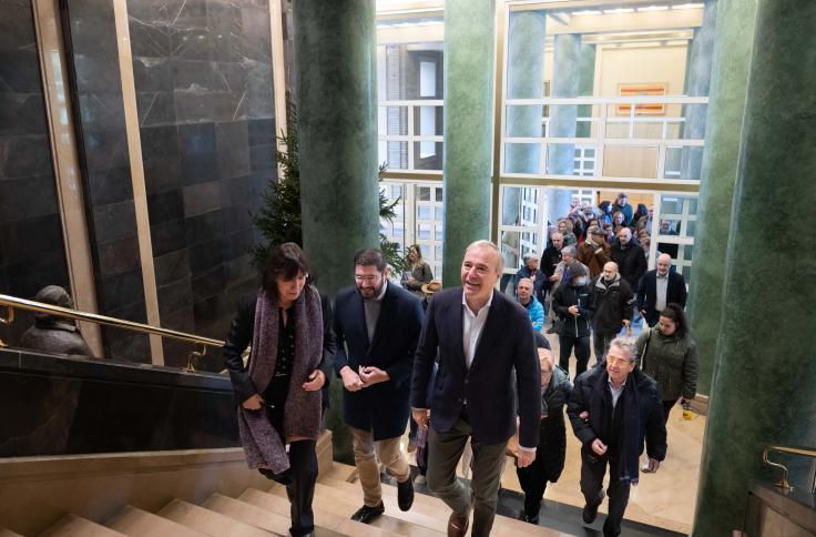 Azcón recibe en su despacho a los primeros visitantes del edificio Pignatelli el día de la Constitución