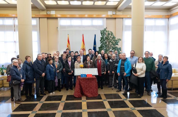 Azcón recibe en su despacho a los primeros visitantes del edificio Pignatelli el día de la Constitución