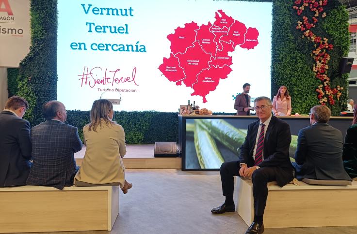 El consejero de Medio Ambiente y Turismo, Manuel Blasco, y el director general de Turismo y Hostelería, Jorge Moncada, han asistido a la apertura de Fitur 2024