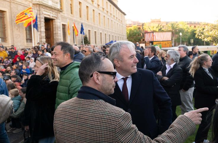 Azcón visita las actividades de los Patios Pignatelli en la celebración de San Jorge 2024