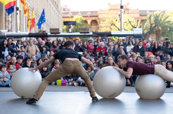 Azcón visita las actividades de los Patios Pignatelli en la celebración de San Jorge 2024