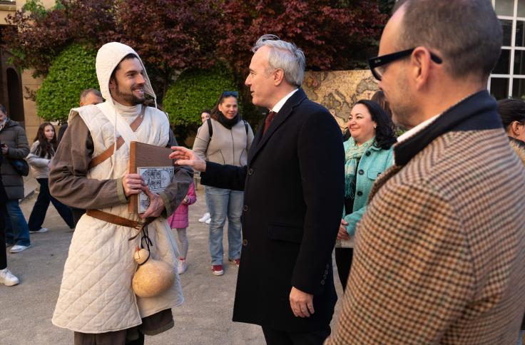 Azcón visita las actividades de los Patios Pignatelli en la celebración de San Jorge 2024