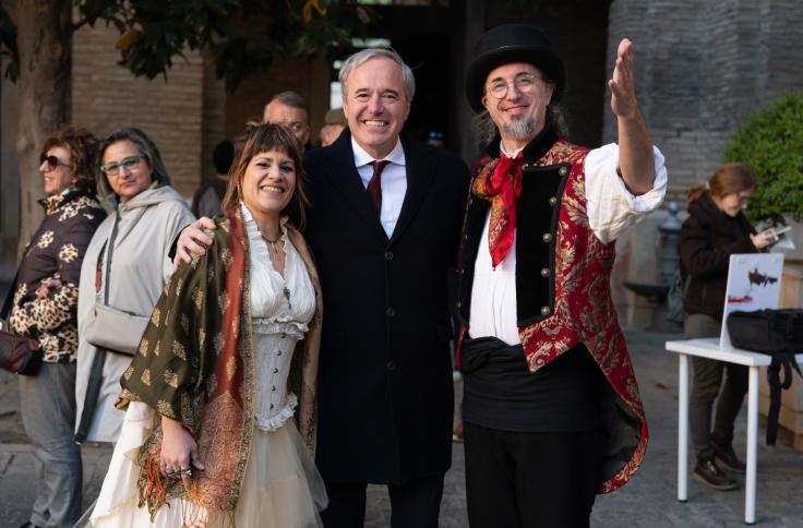 Azcón visita las actividades de los Patios Pignatelli en la celebración de San Jorge 2024