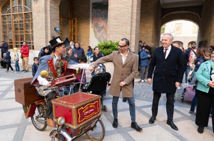 El Edificio Pignatelli ha abierto ya sus puertas a los ciudadanos para celebrar el Día de Aragón con un completo programa de actividades que incluye teatralizaciones, actuaciones de magia, teatro, circo, música, talleres y un rally fotográfico