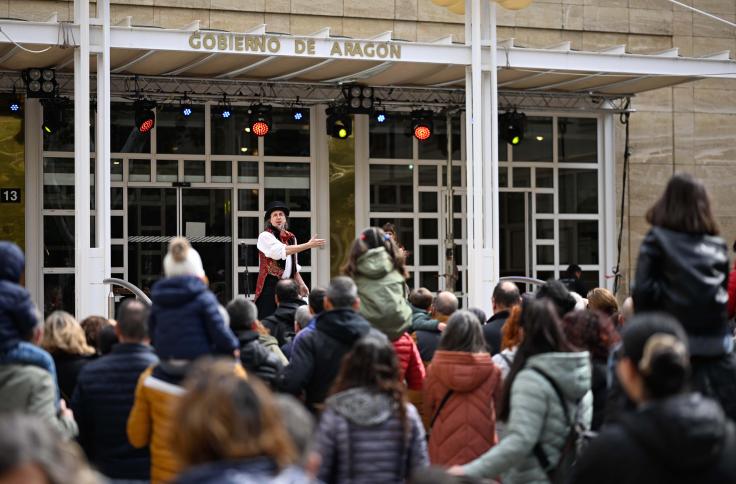 El Edificio Pignatelli ha abierto ya sus puertas a los ciudadanos para celebrar el Día de Aragón con un completo programa de actividades que incluye teatralizaciones, actuaciones de magia, teatro, circo, música, talleres y un rally fotográfico