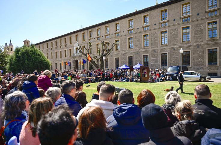 El Edificio Pignatelli ha abierto ya sus puertas a los ciudadanos para celebrar el Día de Aragón con un completo programa de actividades que incluye teatralizaciones, actuaciones de magia, teatro, circo, música, talleres y un rally fotográfico