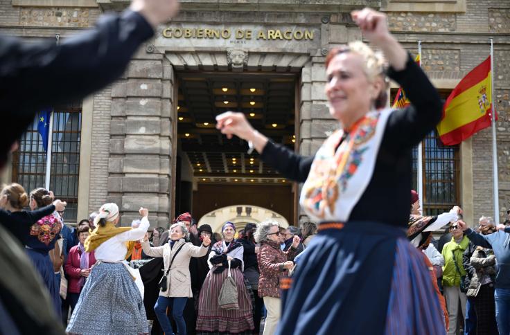 El Edificio Pignatelli ha abierto ya sus puertas a los ciudadanos para celebrar el Día de Aragón con un completo programa de actividades que incluye teatralizaciones, actuaciones de magia, teatro, circo, música, talleres y un rally fotográfico