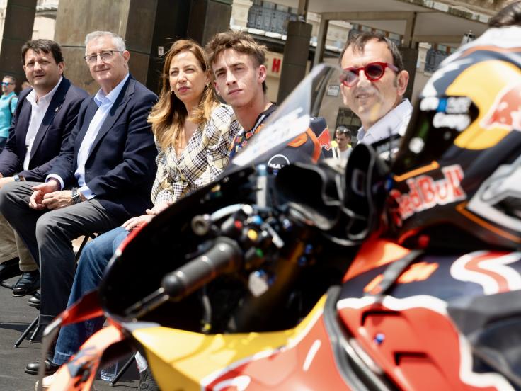 Diferentes momentos del acto de presentación del mundial de MotoGP.