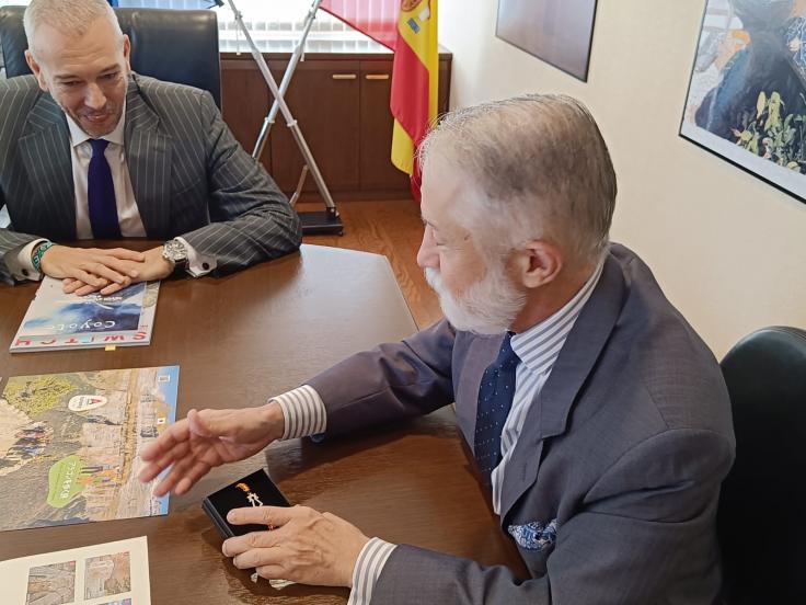 Algunos momentos de la entrega de regalos institucionales.