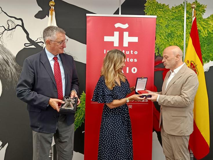 Algunos momentos de la entrega de regalos institucionales.