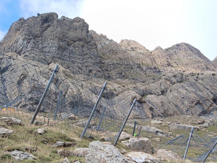 Mallas dinámicas antialudes que estabilizan el manto de nieve y frenan su deslizamiento.