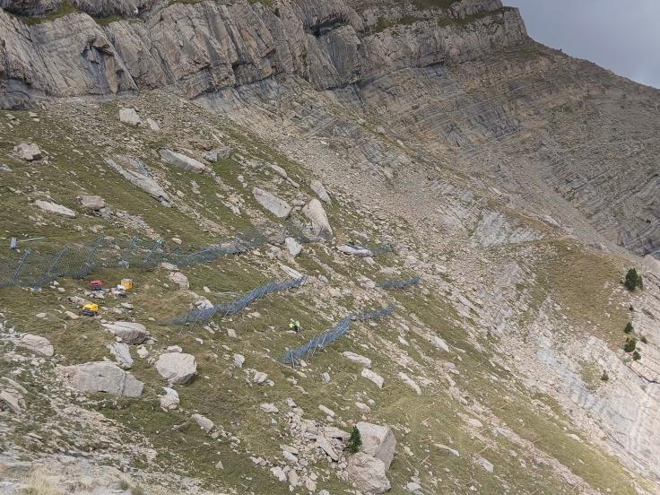 Mallas dinámicas antialudes que estabilizan el manto de nieve y frenan su deslizamiento.