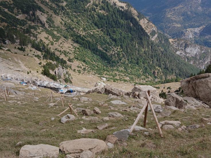 Trípodes de madera para la retención del manto nivoso.