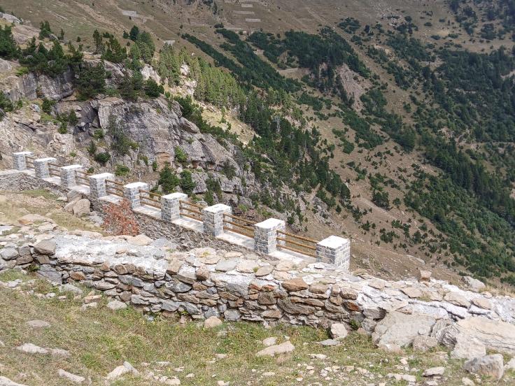 Construcción de dique-rastrillo que detiene bloques, consolida el manto nivoso y divide los aludes en su inicio.