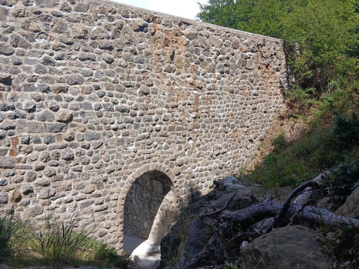 Dique “vacío” (contra aludes) recientemente consolidado en el barranco de Epifanio.