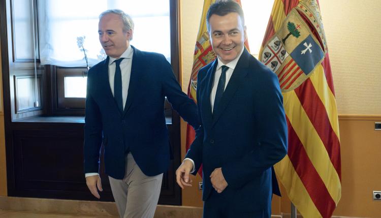 El ministro de Industria, Héctor Gómez, y el presidente de Aragón, Jorge Azcón, durante su reunión en el Pignatelli.