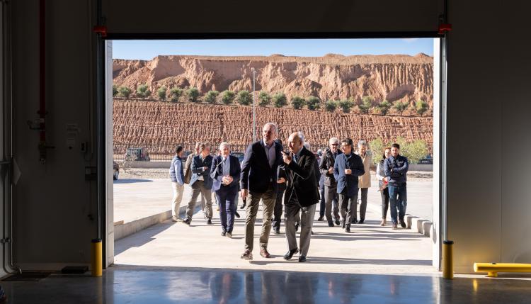 El presidente de Aragón visita el centro logístico del grupo BonÀrea en Épila