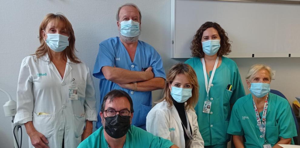 En la imagen, los doctores Reyes Ibáñez (Oncología radioterápica), Antonio Antón (Oncología médica); Arantxa Campos (Oncología radioterápica) y, en primera fila, Ernesto Hernández (Cirugía General) y Patricia Rucio e Isabel Vicente (Ginecología), en repre