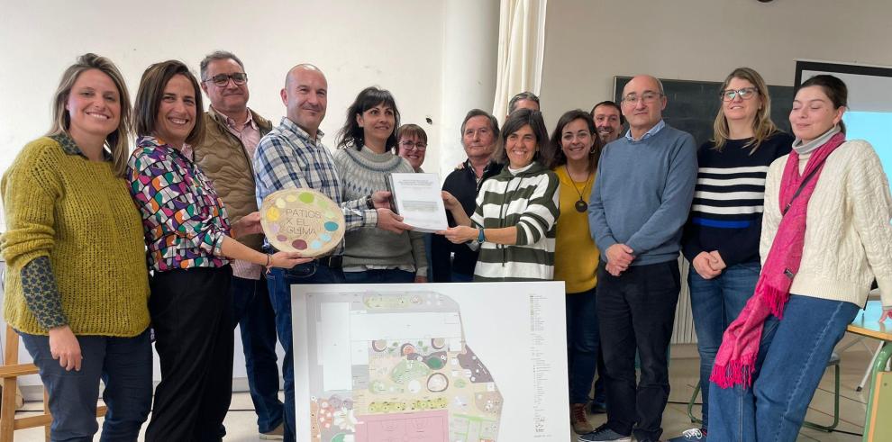 Carlos Gamarra junto a los docentes del CEIP Juan Sobrarias de Alcañiz.