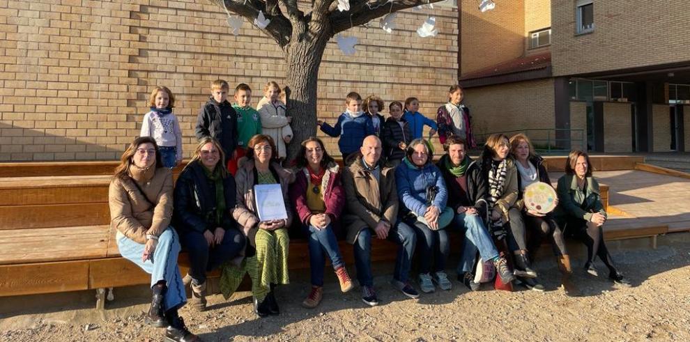 Carlos Gamarra inaugura los nuevos equipamientos del patio del CEIP Alcoraz de Huesca.
