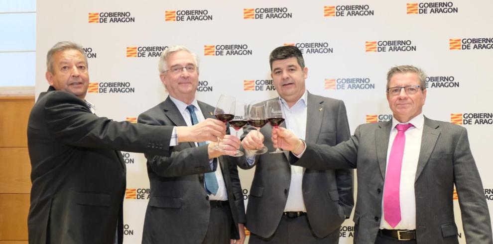 El alcalde de Vistabela de Huerva, el consejero Olona, el presidente de la D.O. Cariñena, y el alcalde de Fuendetodos.