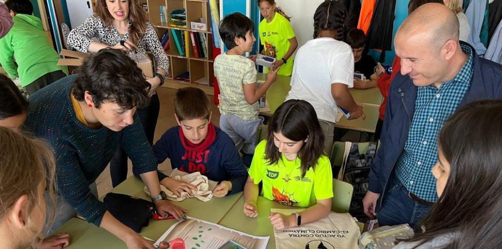 Carlos Gamarra, en el taller que se ha desarrollado con los alumnos de 5º de Primaria del CEIP Basilio Paraíso (Zaragoza).