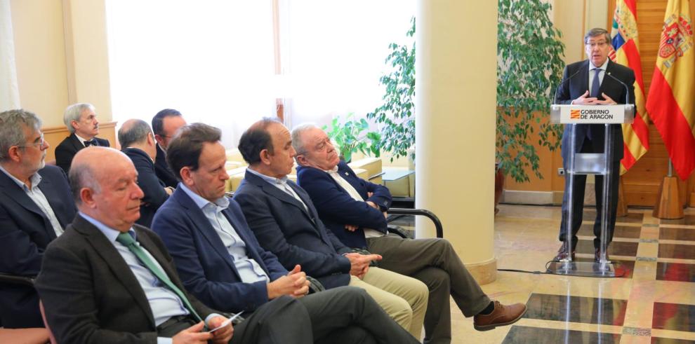 Firma del convenio para la unión de estaciones de Astún y Candanchú