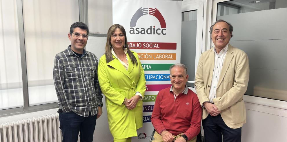 Repollés junto con Miguel Tena y José Manuel Jariod de ASSADIC y el gerente del Salud, José María Arnal.