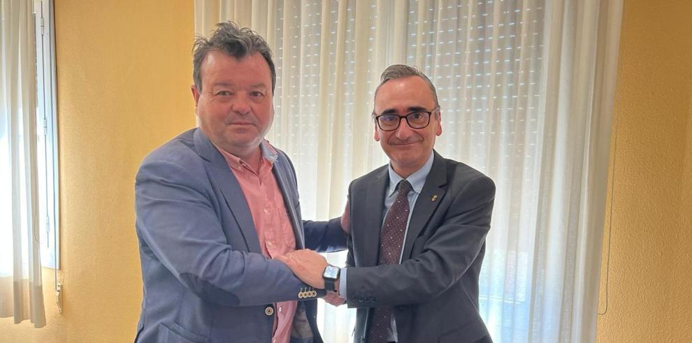 El presidente de la FAMCP y el director General de Planificación y Desarrollo Económico tras la firma de la declaración a Aragón Economía Social