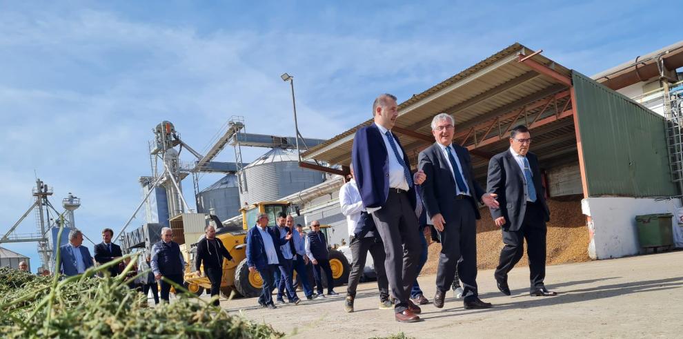 El consejero Olona ha participado en el 50º Aniversario de Cereales Santiago, en Grañén.