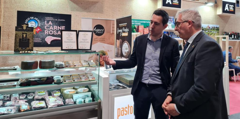 Joaquín Olona visita el Salón del Gourmet.