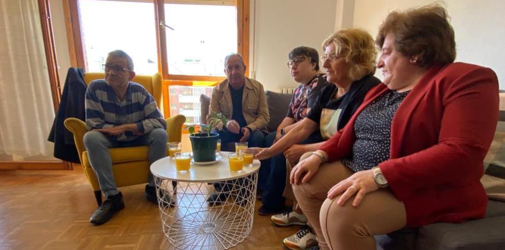 La consejera María Victoria Broto visita el proyecto “Mi Casa: una vida en comunidad”, de Plena Inclusión