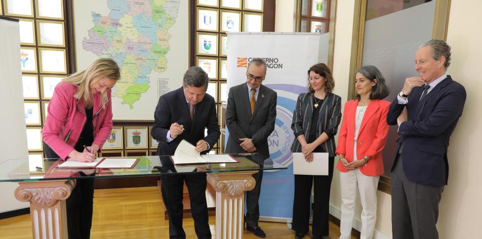 Marta Gastón firma un protocolo de colaboración con Repsol
