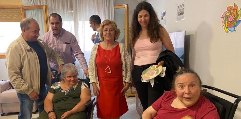 La consejera de Ciudadanía ha visitado los pisos para personas con discapacidad intelectual que Plena Inclusión ha habilitado en Barbastro y Monzón