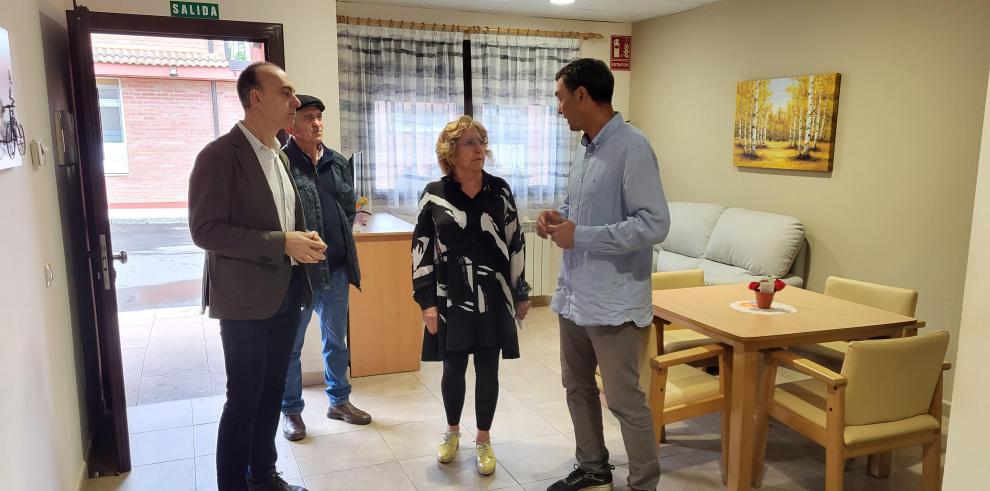 Broto, en su visita a una de las viviendas tuteladas de la residencia municipal de Benabarre
