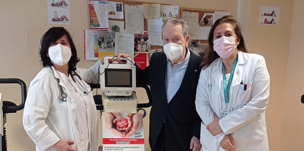 En la imagen, el presidente de la Asociación de Enfermos y Trasplantados de Corazón (Virgen del Pilar, José María Pérez-Ezquerra, flanqueado por las doctoras Ana Belén Morata (a la izquierda de la imagen) y Marina Gimeno.