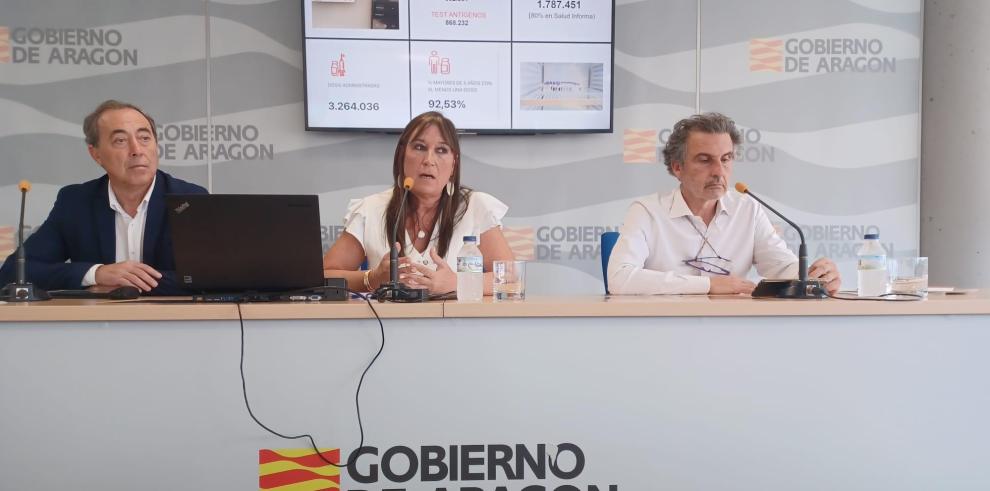 El gerente del SALUD, Chema Arnal, la consejera Repollés y el director general de Salud Pública, Francisco Javier Falo,  en la rueda de prensa.