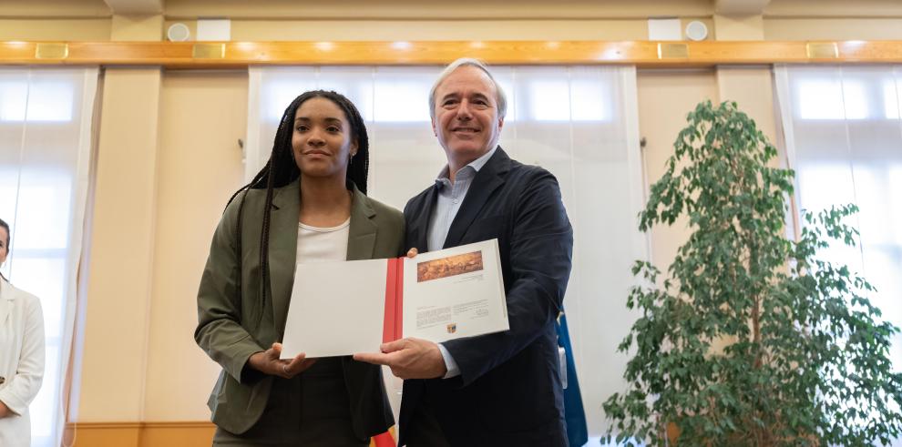 El presidente de Aragón, Jorge Azcón, y la directora general de Deportes, Cristina García, reciben a la futbolista zaragozana Salma Paralluelo.