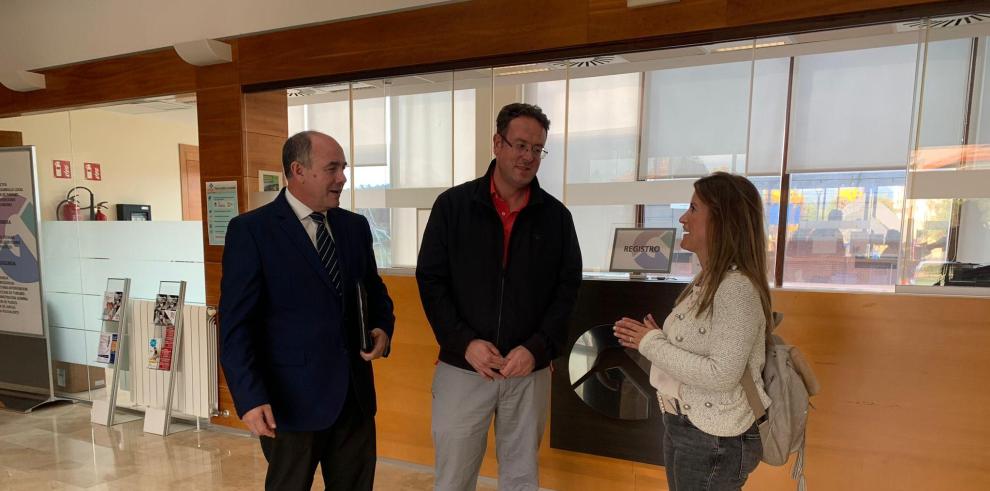 José Luis Castán, primero por la izquierda, con presidente de la comarca Gúdar Javalambre José Luis Alvir y la alcaldesa de Linares, Yolanda Sevilla.