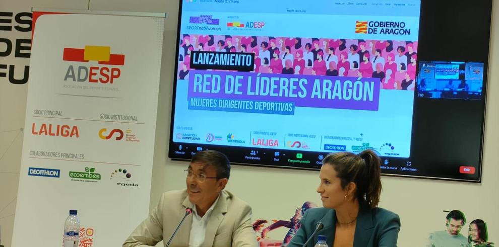 Firma del convenio en Madrid entre José Hidalgo, presidente de ADESP, y Cristina García, directora general de Deporte.